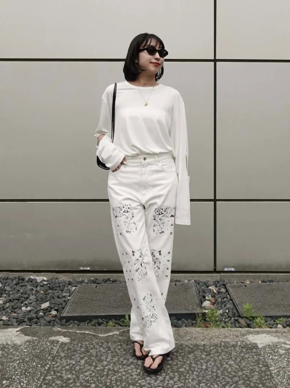 繊細な刺繍が施されたホワイトデニムを主役にしたオールホワイトスタイル。バッグやサンダル、サングラスなど適度なブラック小物をプラスすれば、よりメリハリのある着こなしに。