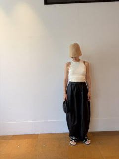 タンクトップ:Simon Miller/ハット:mature ha/バッグ:aeta/シューズ:HERMES