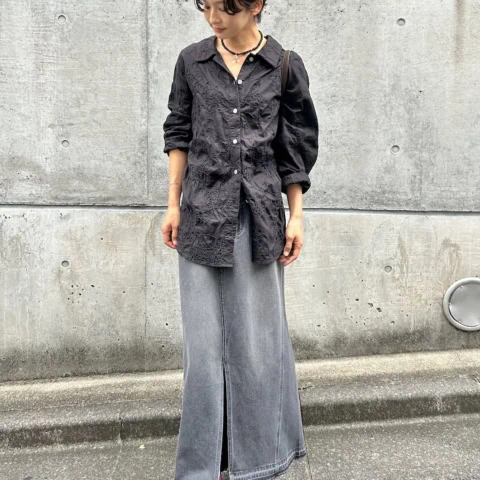 【40代スナップ】ブラックコーデに「ワイン色アディダス」投入で即、秋にアプデ!|西本真希さん