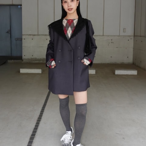 【40代スナップ】そろそろ秋支度!プレッピーなコーデに「メタリックスニーカー」が素敵|YUUKAさん
