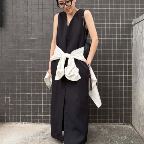 【40代スナップ】履いてて楽な「トーガコラボアシックス」はワンピ合わせも素敵!|福崎綾子さん