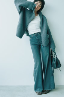 デニムパンツ［1978 D-AKEMI］¥46,200、カーディガン¥91,300、中に着たタンクトップ¥19,800、バッグ¥95,700、リング¥20,900、ローファー¥64,900（全てディーゼル／ディーゼル ジャパン）