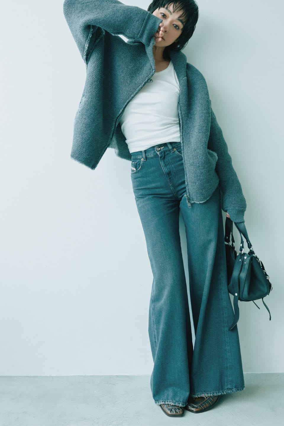 デニムパンツ［1978 D-AKEMI］¥46,200、カーディガン¥91,300、中に着たタンクトップ¥19,800、バッグ¥95,700、リング¥20,900、ローファー¥64,900（全てディーゼル／ディーゼル ジャパン）