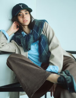 ブラウンデニムパンツ「CLAIRE」¥33,000、ジャケット¥47,300、シャツ¥31,900、アーガイルニット¥31,900、キャップ¥10,890(全てヤヌーク)、ベルト¥30,800(ルースターキング×ヤヌーク/全てカイタックインターナショナル)、その他スタイリスト私物 ※佐藤晴美さんが着用しているのは9㎝丈が長い特注サンプル