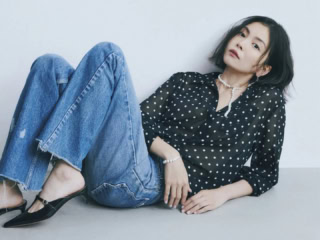 ネックレス［SV925×淡水パール］¥46,200、バングル［真鍮×淡水パール］¥33,000、ピアス［SV925×淡水パール］¥35,200（全てタント／エルディスト ショールーム）、トップス¥24,200（プランクプロジェクト／プランクプロジェクト 青山店）、デニムパンツ¥68,200（マディソンブルー）、シューズ¥69,300（ペリーコ／アマン）