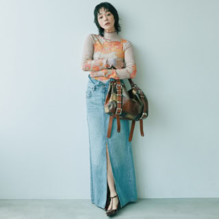 デニムスカート［DE-SPIVEY］¥56,100、ニット¥59,400、バッグ¥173,800、ブレスレット¥22,550、ミュール¥88,000（全てディーゼル／ディーゼル ジャパン）