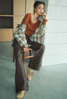 ブラウンデニムパンツ「CLAIRE」¥33,000、トップス¥19,800、チェックシャツ¥31,900(全てヤヌーク/カイタックインターナショナル)、その他スタイリスト私物