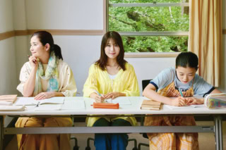 監督・脚本：沖田修一／出演：有村架純、石田ひかり、姫野春花、吉田羊、オダギリジョー ほか／配給：ハピネットファントム・スタジオ／公開：9月18日より、TOHOシネマズ 日比谷ほか全国ロードショー © 2026 「さとこはいつも」製作委員会