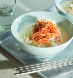 暑さで疲れた胃腸に最適、素朴で優しい豆乳スープとそうめんの組み合わせは、リピート間違いなし!ぜひお試しを。
