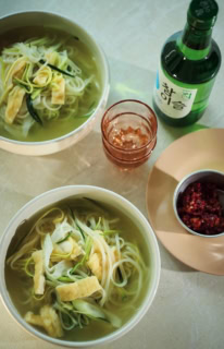 シンプルな具材と味つけがからだにしみ渡る、絶品韓国風うどん。自家製のヤンニョムだれをプラスし、味変するのもオススメ。