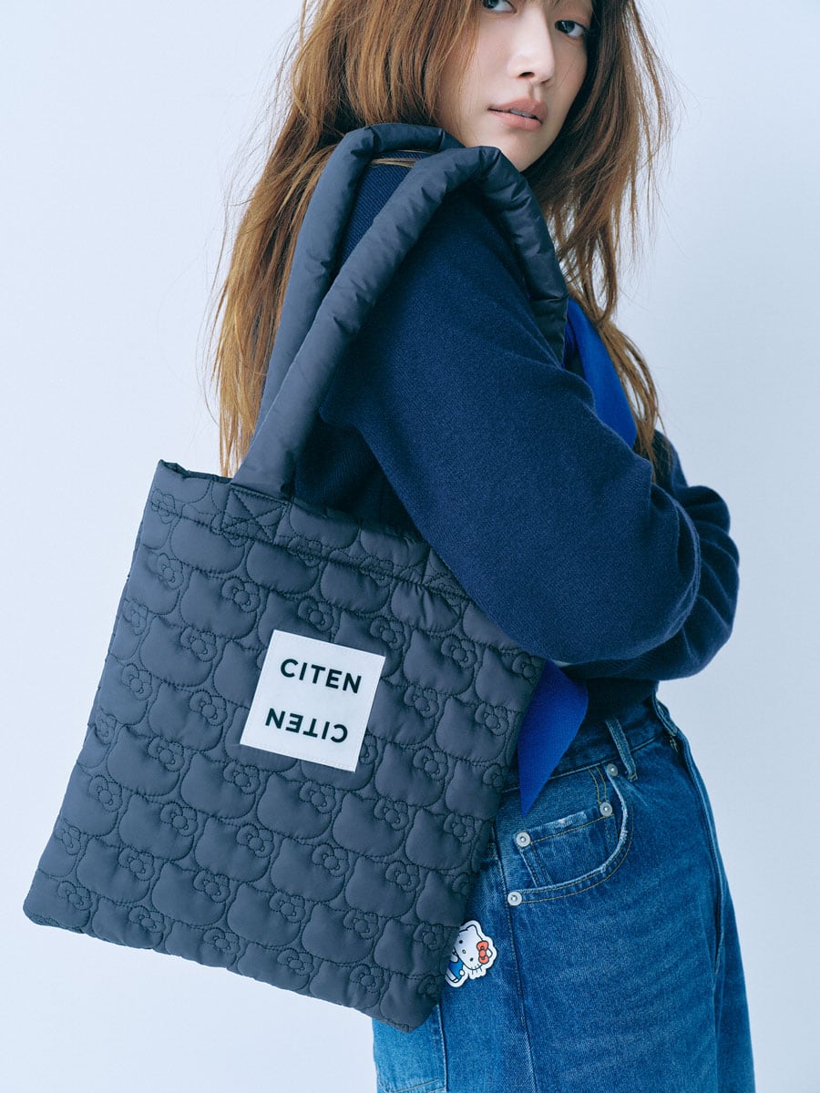 オトナミューズ11月号の付録はCITEN×Hello Kittyの「ひょっこりタグが可愛いふわふわキルティングトート」ヨンアさんに持っていただくとこんな感じ。PC入れて持ち歩くにこれ以上ラブリーなバッグがあるかね！