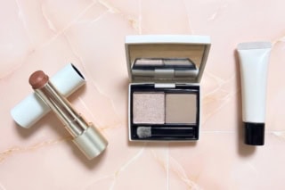 落ち着きのあるシックなトーンに絶妙な光を仕込んだ限定パレット、リップ、ベースアイテムの贅沢セット。RMK ザ クワイエット プロヴォカター キット ¥8,470(RMK)※10月30日数量限定発売