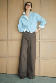 ブラウンデニムパンツ「MARY」¥33,000、シャツ¥30,800、ハーフジッププルオーバー¥27,500(全てヤヌーク/カイタックインターナショナル)、その他スタイリスト私物