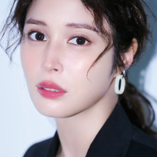 【広瀬アリス×河北裕介】ラメ入り「青みローズグロス」だけで仕上げる「ヘルシーで官能的な唇」