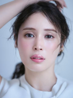 トップス¥48,400（ヴィンテージのセリーヌ／ベイアパートメント）、イヤーカフ［右耳］¥13,200、イヤーカフ［左耳］¥37,400（共にシュスイ）