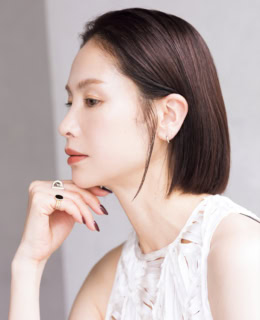 Profile_にのみや わかこ／数々のブランドのディレクションを手がけ、現在は「AEWEN MATOPH」クリエイティブディレクター、韓国のバッグブランド「OSOI」ジャパンクリエイティブアドバイザーなど、多岐にわたり活躍中。 トップス¥38,500（イウエン マトフ／ユナイテッドアローズ 渋谷スクランブルスクエア店）、HERMÈSとGAGANのリング、その他本人私物