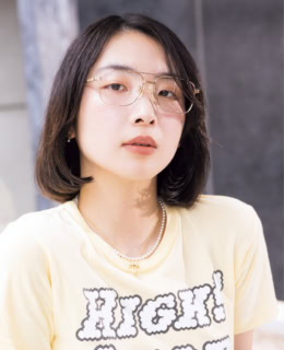 Plofile_ながみね ゆり/大学卒業後、モデルとしてキャリアを積んだ後、セレクトショップのPRやWEBマーケティングを経て現職に。 ヴィンテージのTシャツ、その他本人私物