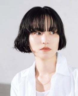 Plofile_だて ひさの/商社勤務を経て「LE VERNIS」「LAPUIS」のプレスへ転職。現在は「LE VERNIS」のブランドディレクターを務める。 THE ROWのシャツ、SALON adam et ropéのインナー、decorのネックレスは本人私物