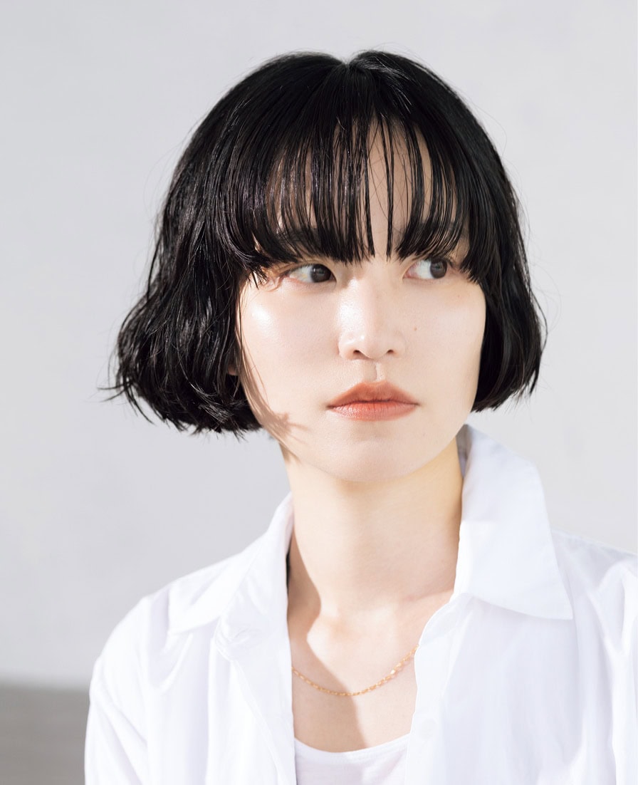 Plofile_だて ひさの/商社勤務を経て「LE VERNIS」「LAPUIS」のプレスへ転職。現在は「LE VERNIS」のブランドディレクターを務める。 THE ROWのシャツ、SALON adam et ropéのインナー、decorのネックレスは本人私物