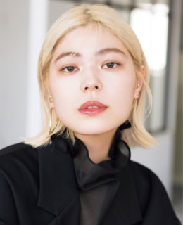 Profile_おばた ゆか/ヘアサロン「Liner」のプレスを担当。ジュエリーブランド「irait」のデザイナーとして製作を並行して行う。 sssteinのジャケット、MUKHAのトップス、その他本人私物