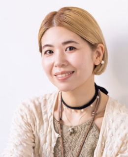 Plofile_まぶち まい/美容業界からアパレル業界へ転身。アパレルブランドの販売を長く経験後、VMDなどを経て自身のブランドを立ち上げる。 レザーネックレス¥7,700(ITTI/ICHI GALLERY)、OPEN SESAME CLUBのカーディガン、A CCORDIONのニットキャミ、rippmonster®のチョーカーとイヤーカフ、その他本人私物