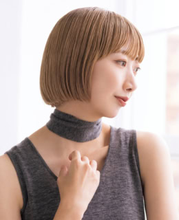 Plofile_もりつぐ まりな/「Plage」のプレスを5年間担当したのち、MDやブランドマネージャーを経て独立。現在はフリーランスとして幅広く活躍中。 ネックストール付きトップス¥17,600(プラージュ/プラージュ 代官山店)