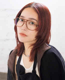 Plofile_おがわ なみ/百貨店のバイヤーを経て、TOMORROWLANDに入社。現在はプレスとして、「DES PRÉS」「BACCA」「SPER A MARKET」など多くのブランドを担当。 ブルゾン¥176,000、エプロンドレス¥33,000(共にバッカ/バッカ ニュウマン新宿店)、眼鏡¥48,400(プロジェクトプロダクト/スーパー エー マーケット 青山)、その他本人私物