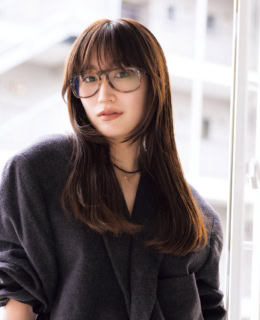 Plofile_まえだ ちさと／古着をこよなく愛し、学生時代から数々の古着店で働いた後、自らオーナーを務めるヴィンテージショップ「OOTHO」を立ち上げる。 ヴィンテージのジャケット、LOROのネックレス、MOSCOTのメガネは本人私物