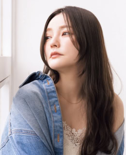 Plofile_ふじい あきこ／インフルエンサーやモデルとして美容メディアや雑誌を中心に活躍。現在はスキンケアブランド「FATUITE」でディレクターを務める。 THE ROWのデニムシャツ、Vinicaのキャミ、PARCAのネックレスは本人私物