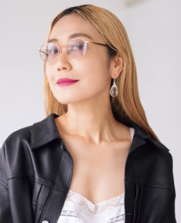Plofile_かたやま くみこ/「CITY SHOP」コンセプターを務め、2023年独立。現在はクリエイティブディレクターとして活動する傍ら、カシミアブランド「イーヨ」を手掛けるなど幅広く活躍中。 A PRESSEのレザージャケット、ヴィンテージのキャミドレス、BLANC..のサングラス、Sisi Joíaのピアスは本人私物