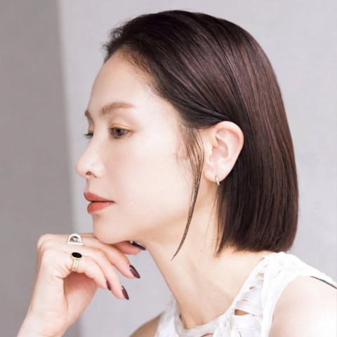 オイルやドライヤーで引き出す「ツヤ」以外盛らない。40代の【「似合う」ストレートボブ】拝見!