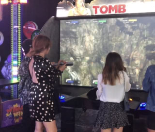 その昔、ゲームセンターで子どもたちと熱中する私。