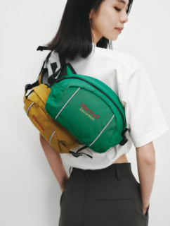 バッグ 各¥7,150、Tシャツ¥6,380(全てマーモット/サードシップ)、パンツ¥35,200(ソブ/フィルム)