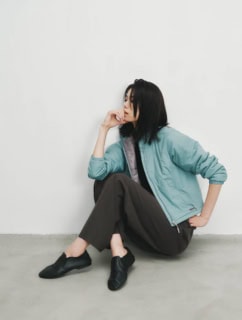 ジャケット¥19,800※9月上旬発売予定(マーモット/サードシップ)、カットソー¥20,900(オスロー)、パンツ¥35,200(ソブ/共にフィルム)、シューズはスタイリスト私物
