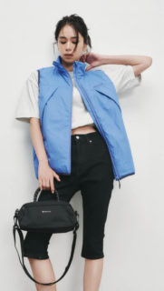 ベスト¥16,500※9月上旬発売予定、Tシャツ¥6,380（共にマーモット／サードシップ）、パンツはスタイリスト私物、バッグは10月号付録