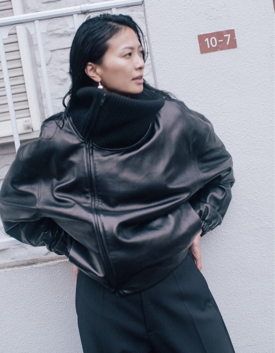 【PHOEBE PHILO】 レザージャケットが主役のオールブラックスタイル。一見ハードなコンビネーションなのに、しなやかでモダン、そしてどうしようもなく女っぽい! 流石フィービー。レザージャケット¥1,144,000、パンツ¥362,000、ピアス¥101,000、パンプス¥151,000(全てフィービー ファイロ)