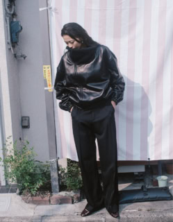 【PHOEBE PHILO】 レザージャケットが主役のオールブラックスタイル。一見ハードなコンビネーションなのに、しなやかでモダン、そしてどうしようもなく女っぽい! 流石フィービー。レザージャケット¥1,144,000、パンツ¥362,000、ピアス¥101,000、パンプス¥151,000(全てフィービー ファイロ)