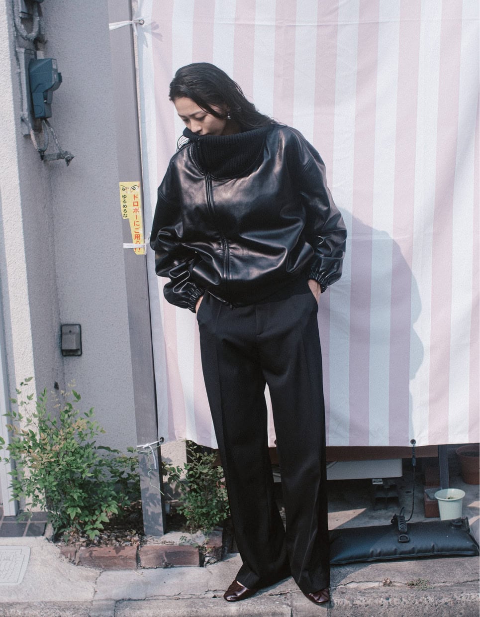 【PHOEBE PHILO】 レザージャケットが主役のオールブラックスタイル。一見ハードなコンビネーションなのに、しなやかでモダン、そしてどうしようもなく女っぽい！ 流石フィービー。レザージャケット¥1,144,000、パンツ¥362,000、ピアス¥101,000、パンプス¥151,000（全てフィービー ファイロ）
