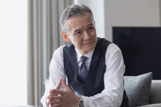 渡部篤郎さん演じる遠山新は、凛の父であり遠山美容外科クリニックの創業者。「神の手」と呼ばれていた存在。