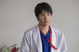 渡辺大知さん演じる東城晋一は、文が勤務する大学病院の医師。