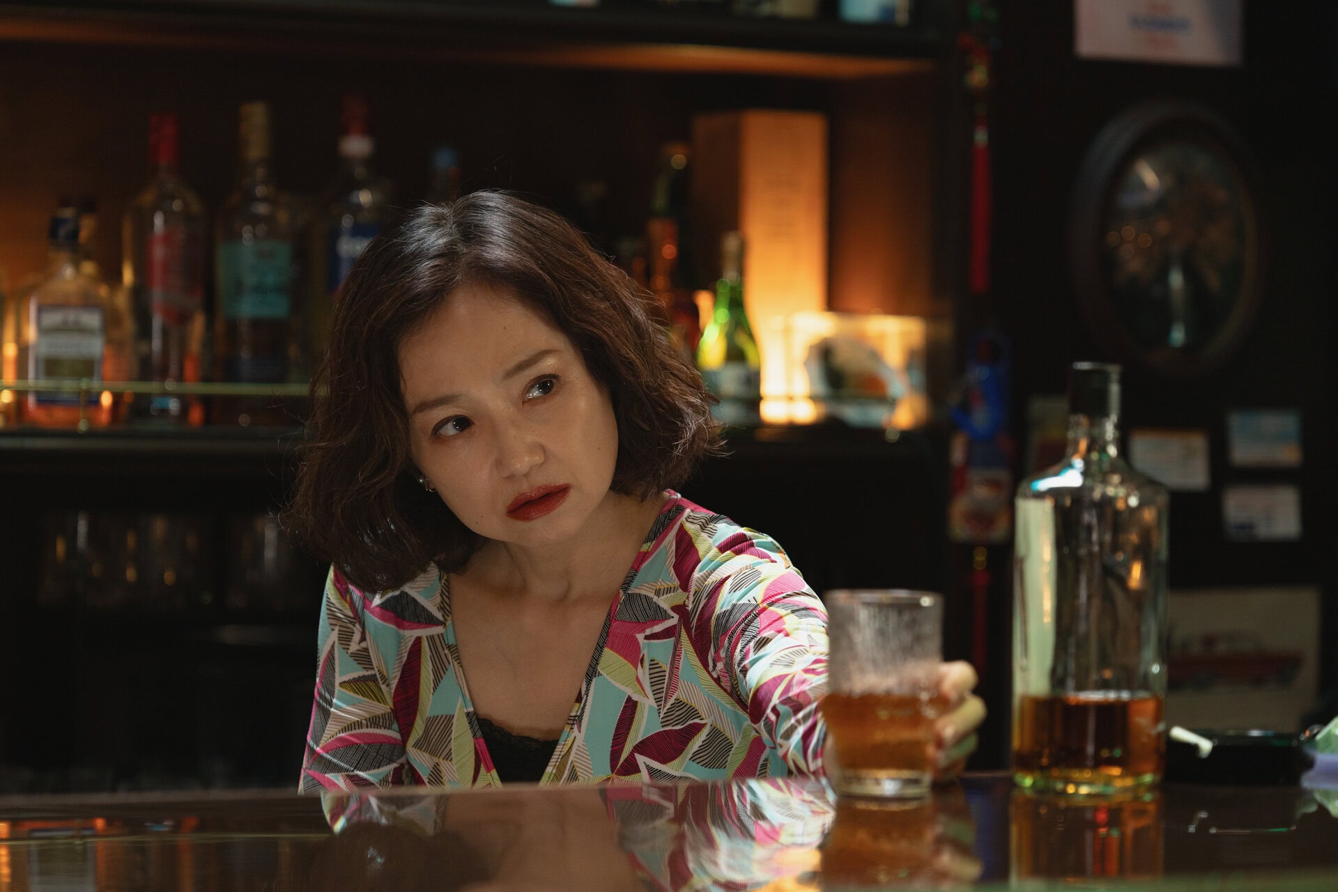永作博美さん演じる沼田妙子は、文の母。スナックを営んでいる。