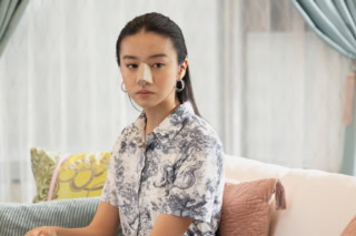 Kokiさん演じる鴻池紗良。美容整形の必要性を全く感じない美貌ですが、実は秘密が……!