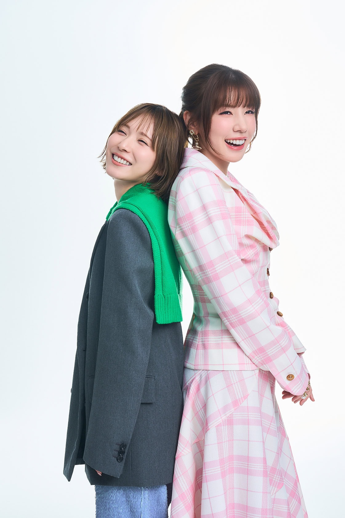 衣装クレジット 松岡さん: ジャケット¥419,100、パンツ¥939,400、シューズ¥155,100(全てロエベ)、イヤカフ¥17,600、ネックレス¥143,000、リング¥33,000(全てヒアーズ) 仲さん: ジャケット¥297,000、ドレス※参考商品、ネックレス¥126,500、パールネックレス¥159,500、ピアス¥81,400(全てヴィヴィアン・ウエストウッド)、イヤカフ¥27,500、左手人差し指のリング¥19,800、左手中指のリング¥23,100(全てスワロフスキー・ジュエリー/スワロフスキー・ジャパン)、右手のリング¥ 41,800(ラブバイ イー・エム/イー・エム アオヤマ)、 ブーツ¥236,500(ジャンヴィト・ロッシ/ジャンヴィト・ロッシ・ジャパン・カスタマーサービス)、その他スタイリスト私物
