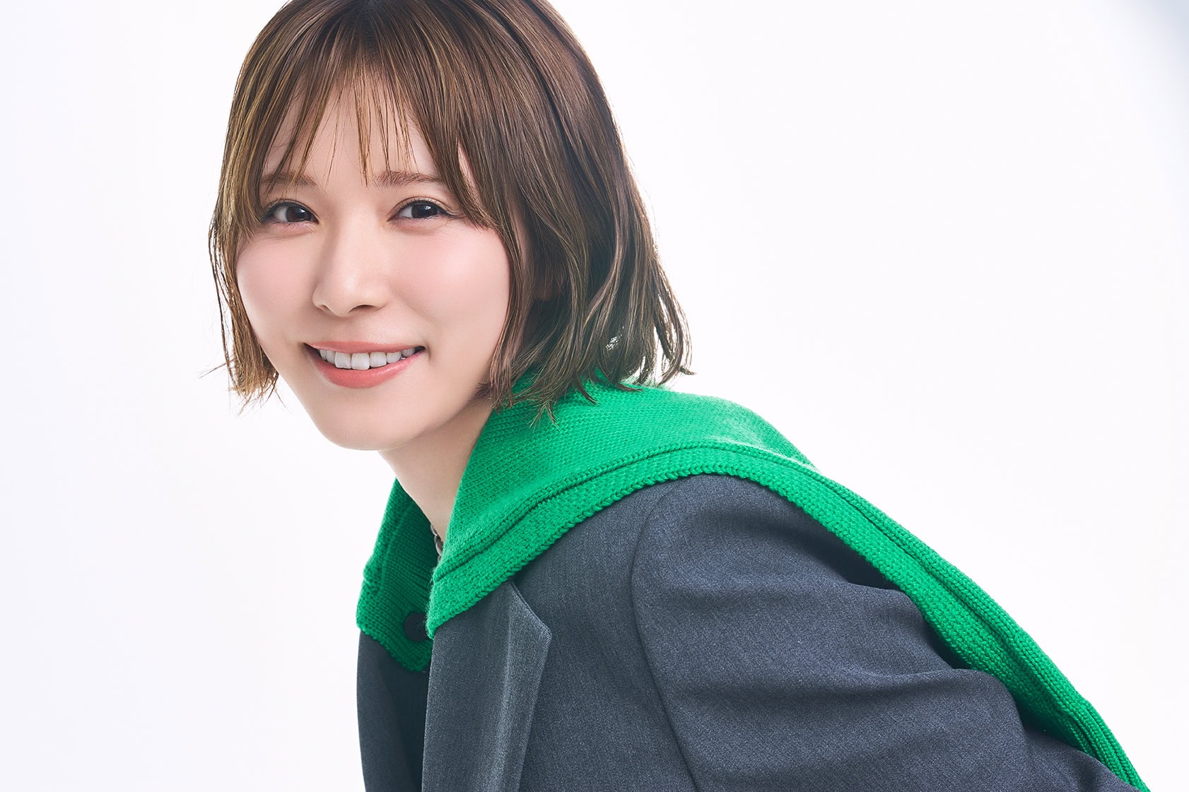 松岡さん「私も里依紗ちゃんと共演してみて素晴らしい瞬間をたくさんもらったなと感じています。「相性がいい」ってよくまわりが言うものだけど、凜と文として、里依紗ちゃんと対峙していて、想像できなかった着地点にたくさん連れて行ってもらいました。脚本を読んで想像していたシーンとは全く違う結果になったところは数えきれないほどあるし、とくに物語の終盤に向けては、あたりまえながら1人では絶対にたどり着けなかった。里依紗ちゃんとお芝居をさせてもらったから、そこに到着して。引き出してくれた感謝でいっぱいです」