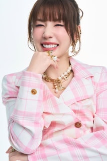 仲さん「(松岡)茉優ちゃんは本当にすごいですよ。もともとお芝居が素晴らしいことは観ていて存じ上げてましたし、一緒にやったらどうなんだろうって気持ちがあったんですよね。それが共演してみたら……さらにすごかった。自分が初めて抱く感覚があって嬉しかったんです。どういう感覚かっていうのを言語化するのが難しいんですけど、ただこういうふうに感じるのが初めてだったので、客観的に『あ、私、こういうの初めてだ』って感じる瞬間がたくさんあったのが楽しかったです。役としてはバチバチのライバル関係だったけど(笑)」