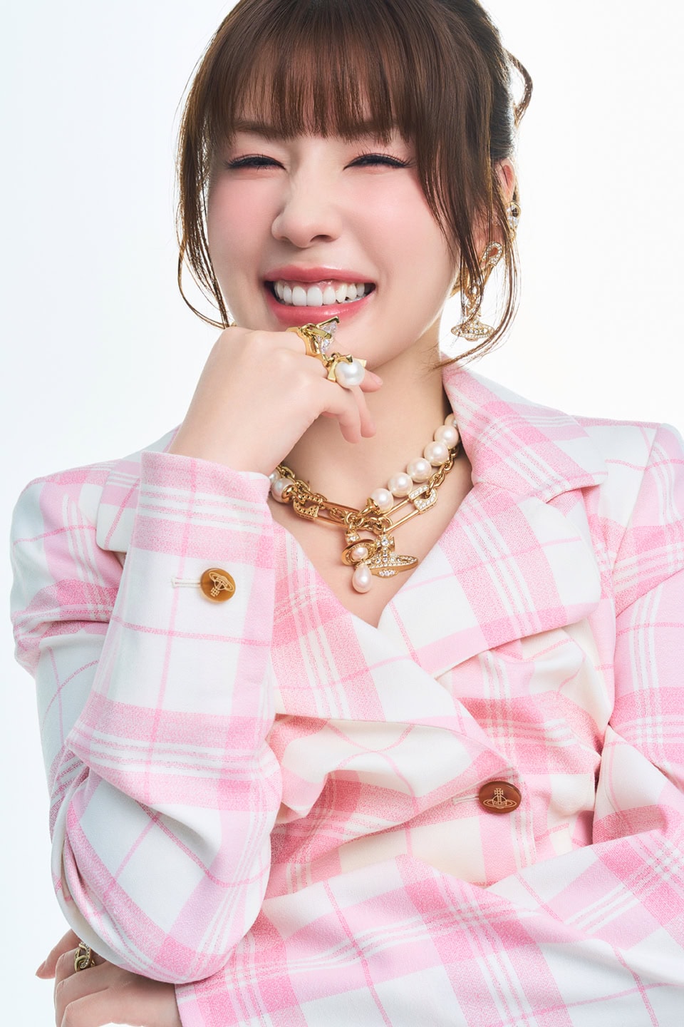仲さん「(松岡)茉優ちゃんは本当にすごいですよ。もともとお芝居が素晴らしいことは観ていて存じ上げてましたし、一緒にやったらどうなんだろうって気持ちがあったんですよね。それが共演してみたら……さらにすごかった。自分が初めて抱く感覚があって嬉しかったんです。どういう感覚かっていうのを言語化するのが難しいんですけど、ただこういうふうに感じるのが初めてだったので、客観的に『あ、私、こういうの初めてだ』って感じる瞬間がたくさんあったのが楽しかったです。役としてはバチバチのライバル関係だったけど(笑)」
