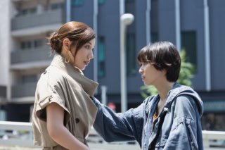 おふたりが話している、恐ろしい炎天下でのシーンはこちらになります。暑そう……!
