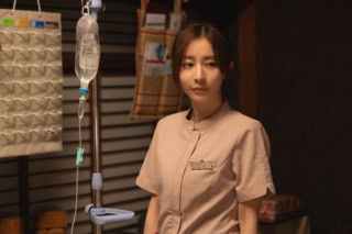 田中みな実さん演じる轟菜々実は、凛の右腕のごとく遠山クリニックで活躍する看護チーフ。