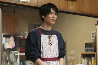 萩原利久さん演じる槇原廉は、沼田家を訪れるどこか憎めない借金取り。