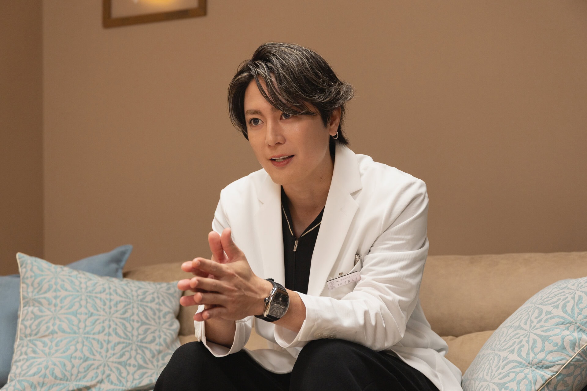 間宮祥太朗さん演じる小宮ルイは、遠山美容外科クリニックの副院長。イケメン外科医としていろいろな活躍を見せます。
